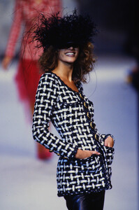 1451065762_chanel-hc-ss-1992(6).thumb.jpg.bc969d85e7e13e97e6490ea29aa05f53.jpg