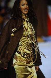 1493163224_chanel-fw-1992(4).thumb.jpg.4e66596b491bd361eff32965a3f1f851.jpg