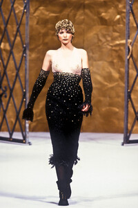 1551192972_Chanel1993HauteCouture273.thumb.jpg.504adccc2c1db20df7f3c154a66d39bc.jpg