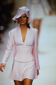 1576023624_chanel-ss-1994(2).thumb.jpg.accaeb5ca2bc8c01850bafeaa736fe90.jpg