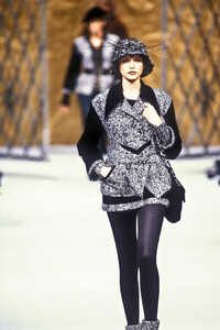 1639098383_Chanel1993HauteCouture29.thumb.jpg.ec05a0e7aa27a76de8bd9b94f3b851d0.jpg