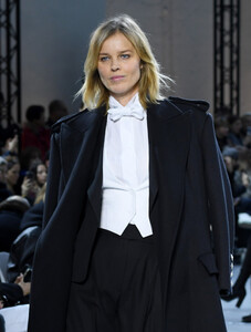 1642439626_AlexandreVauthierRunwayParisFashionWeekB5YGh61TkRFx.thumb.jpg.21a6b89f2c20d06954c86011f131c0cd.jpg