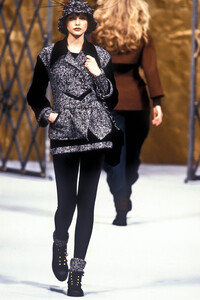 1685784290_Chanel1993HauteCouture28.thumb.jpg.c89219bbe6579ff2f614beb8cfc54ed6.jpg