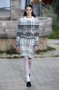 1867718943_ChanelRunwayParisFashionWeekHauteCoutureOVeSmTISKppx.thumb.jpg.5280dc50f84b02a5526c18e373e005cf.jpg