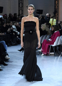1914060977_AlexandreVauthierRunwayParisFashionWeekeygUW91AEShx.thumb.jpg.89f1bcf9c6b6299d45a151ff13aa2adb.jpg