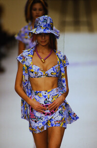 194522380_chanel-ss-1994(4).thumb.jpg.83b4fad9e6bfe5c938d93d94cf6c9c39.jpg