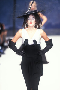 1946493946_Chanel1995HauteCoutureRosemarie(3).thumb.jpg.1f37155cbc668bf4baae40aaa7d0cad0.jpg