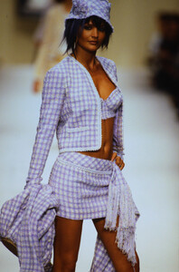 1962137843_chanel-ss-1994(2).thumb.jpg.bd467f480d23a7169b05c7b43d75b7a8.jpg