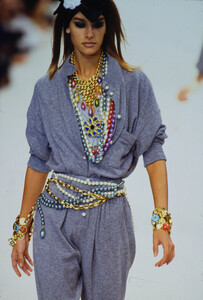 2013649359_chanel-fw-1991(2).thumb.jpg.207176ad14e4169dd50881f9102cabc0.jpg