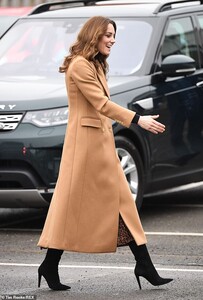 23720934-7915311-Kate_completed_the_look_with_black_knee_high_Ralph_Lauren_boots_-a-1_1579695276901.jpg