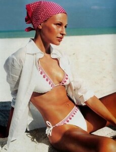 spain Elle 05 2001 (7).jpg