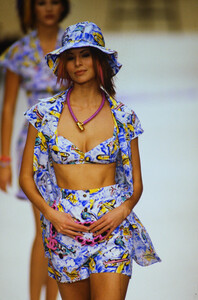 336653277_chanel-ss-1994(5).thumb.jpg.15787805f367598ff08fbe243edfb11d.jpg