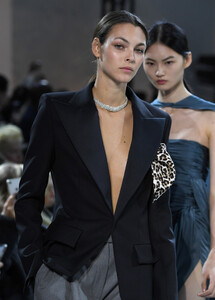 547975197_AlexandreVauthierRunwayParisFashionWeek1Prd0eUv5GFx.thumb.jpg.3b4bba03aa9627c2f8f8976500e1d4aa.jpg