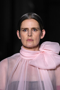563555710_ValentinoRunwayParisFashionWeekHauteYapCOQAYsqHx.thumb.jpg.dd414fda85b030885d3c174294baf5de.jpg
