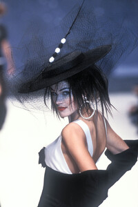626199876_Chanel1995HauteCoutureRosemarie(4).thumb.jpg.94b0ab4bcf1ddafc80902f8d16cdc5f2.jpg