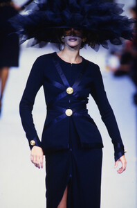 663565997_chanel-hc-ss-1992(5).thumb.jpg.96cd4e698df08d8648659d20b93b30f0.jpg