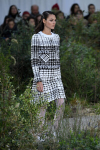 676197261_ChanelRunwayParisFashionWeekHauteCoutureHCSqaGgna4Wx.thumb.jpg.fae3dfadfa61c64e441daaee9a89af63.jpg