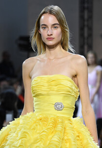 714914551_AlexandreVauthierRunwayParisFashionWeek96_GhjvxZN_x.thumb.jpg.36b2b915696237170242880b2e123017.jpg