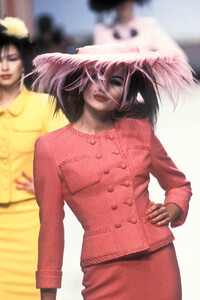 73789271_Chanel1995HauteCoutureRosemarie(1).thumb.jpg.48be9c443c4f7eeb88f72f421a280e40.jpg