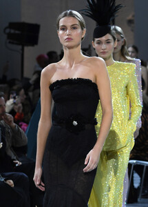 770480623_AlexandreVauthierRunwayParisFashionWeek0aDR9uPRGjCx.thumb.jpg.cf916eb8665e75cc3975522e718d34c2.jpg