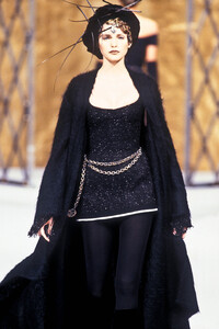 770871143_Chanel1993HauteCouture15.thumb.jpg.3f765b56e84752e162d14e2e6f7f685b.jpg