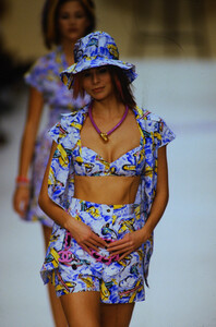 836915828_chanel-ss-1994(9).thumb.jpg.d0d716e4db723bcb51c55c3e102e7e79.jpg