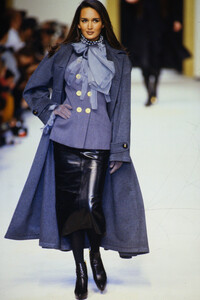 840387582_chanel-fw-1992(4).thumb.jpg.51593ff7172c726f6f5d909df62c359f.jpg