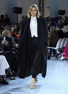 853482030_AlexandreVauthierRunwayParisFashionWeekJGPxgxoCE62x.thumb.jpg.512839d146fd42592677bb21ed8f931c.jpg