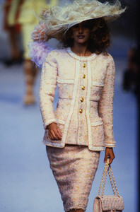 879737183_chanel-hc-ss-1992(4).thumb.jpg.6e0504f53d7b3f8f260a441e64bccf37.jpg