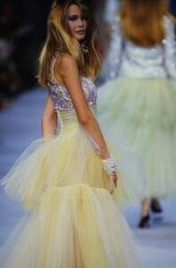 935272453_chanel-ss-1992(9).thumb.jpg.59c3e8e0d5e10d9d630778ef36c50aa9.jpg