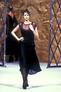 958528958_Chanel1993HauteCouture181.thumb.jpg.0a81f0035ffb04755b4c8313ffa9defb.jpg