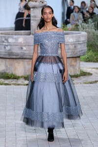 Chanel-Haute-Couture-SS20-Paris-2626-1579602567.thumb.jpg.0747adad0e0d75f22d3b5270c7df2e20.jpg