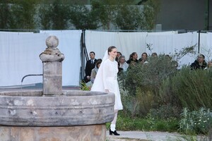 Chanel-Haute-Couture-SS20-Paris-2736-1579602812.thumb.jpg.c403ae850fca97b6cf3f547c12e330c6.jpg