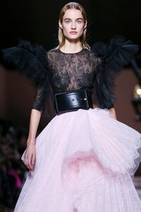 Givenchy-Haute-Couture-SS20-Paris-3562-1579638987.thumb.jpg.59c6775300dbb0173c7d78e4295fe656.jpg