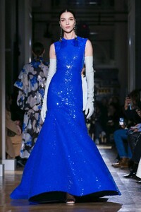 Valentino-Haute-Couture-SS20-Paris-1943-1579718386.thumb.jpg.142ee33fae2d2984b50fe35c40f53193.jpg