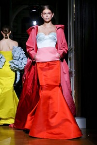 Valentino-Haute-Couture-SS20-Paris-2410-1579718739.thumb.jpg.60951b69c3d479a92eec9215e14824ae.jpg