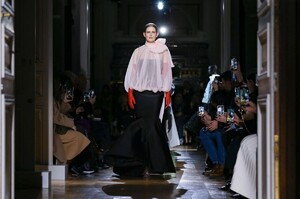 Valentino-Haute-Couture-SS20-Paris-2453-1579718803.thumb.jpg.848bbb0d11b112ad25fd75f41227b22e.jpg