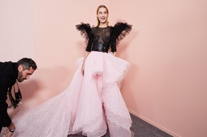 backstage-defile-givenchy-printemps-ete-2020-paris-coulisses-111.thumb.jpg.0a4331a2193ab58961d763dc2938e6c3.jpg