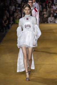 defile-burberry-printemps-ete-2020-londres-look-100.thumb.jpg.61c6c21c79968a842bc1178e5562894f.jpg