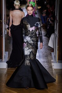 defile-valentino-printemps-ete-2020-paris-look-44.thumb.jpg.af8bc917a0f059fc7c4a7c21b040e016.jpg