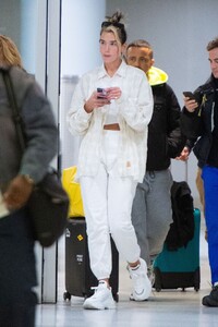 dua-lipa-in-casual-outfit-arrives-at-jfk-airport-in-new-york-01-09-2020-1.jpg