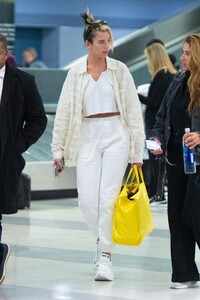 dua-lipa-in-casual-outfit-arrives-at-jfk-airport-in-new-york-01-09-2020-3.jpg