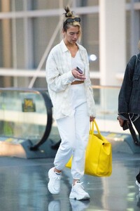 dua-lipa-in-casual-outfit-arrives-at-jfk-airport-in-new-york-01-09-2020-5.jpg