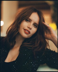 felicity-jones-for-bustle-magazine-january-2020-7.thumb.jpg.f997fd4390cc09ca26b9ae81546eb796.jpg