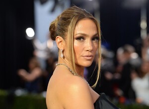 jennifer-lopez-screen-actors-guild-awards-2020-0.thumb.jpg.8b4f69d8337c3f51bb13ec6505cf125f.jpg