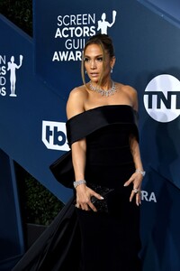 jennifer-lopez-screen-actors-guild-awards-2020-13.thumb.jpg.e41e1bcf4d9d1b8915ec9a2a6613cd2e.jpg