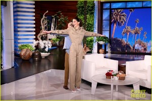 kendall-jenner-learns-cheer-stun-from-netflix-cheer-cast-04.jpg