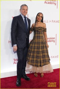 kerry-washington-honors-disney-boss-bob-iger-at-television-hall-of-fame-induction-ceremony-09.jpg