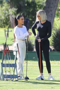 khloe-kardashian-and-kim-kardashian-golfing-in-la-01-08-2020-1.jpg