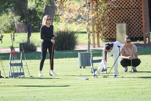 khloe-kardashian-and-kim-kardashian-golfing-in-la-01-08-2020-10.jpg